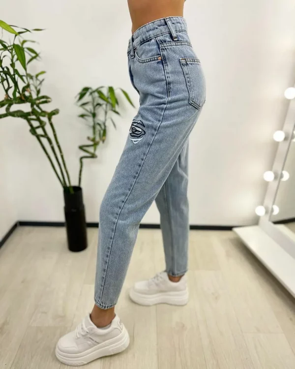 MoM Jeans With Embroidery model - Image 2