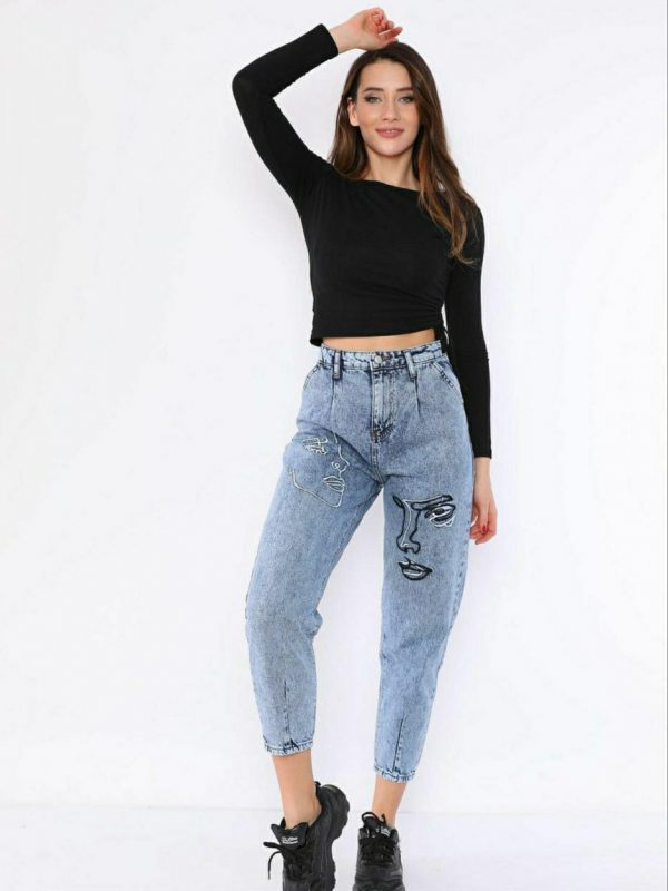 Slouchy Jeans With Embroidery model